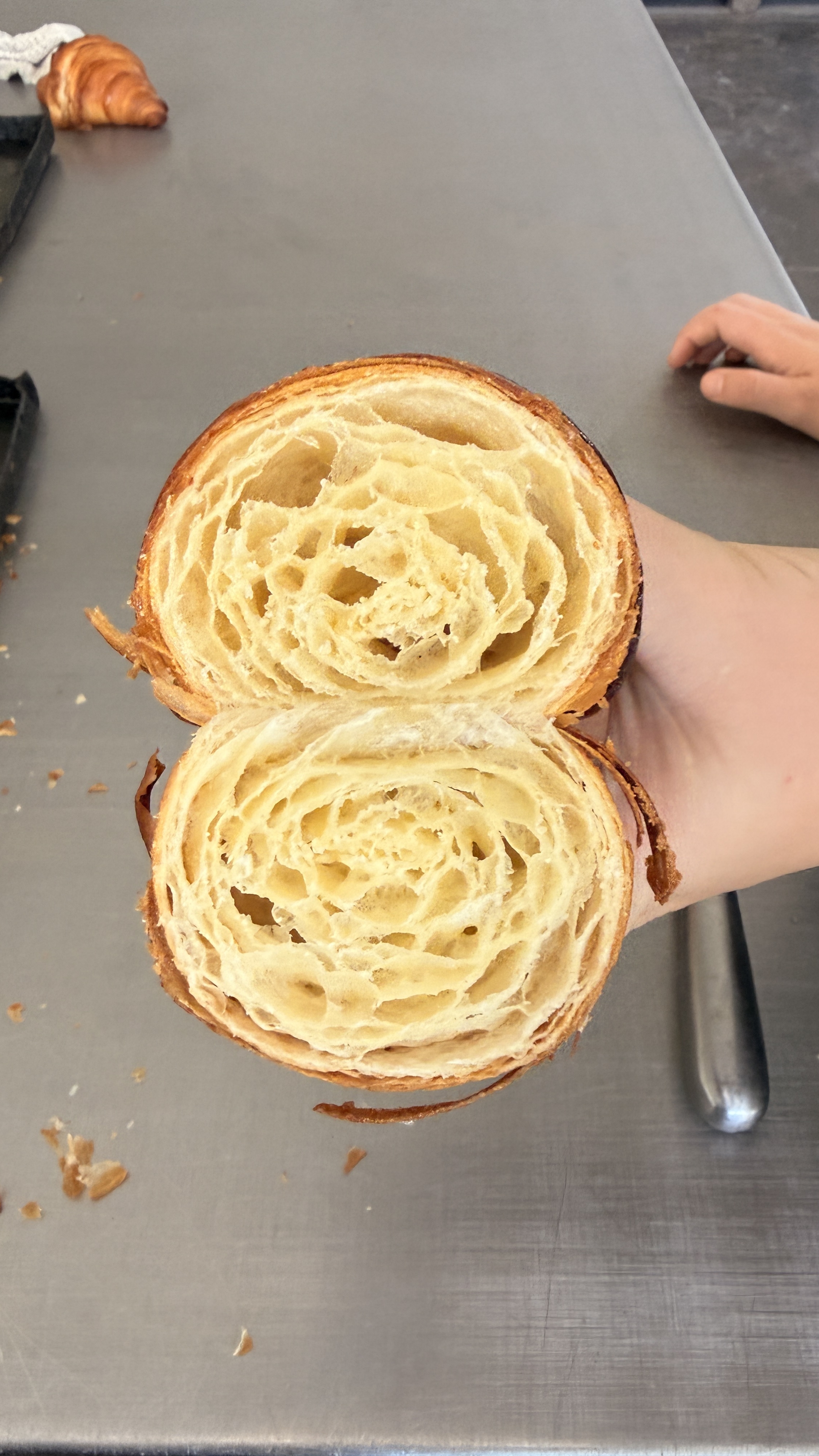 Croissant cortado al medio mostrando las capas del laminado