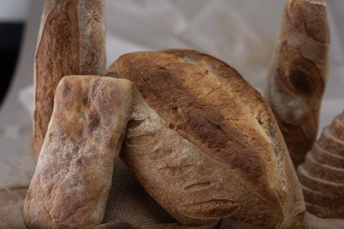 Panificados de masa madre recién horneados