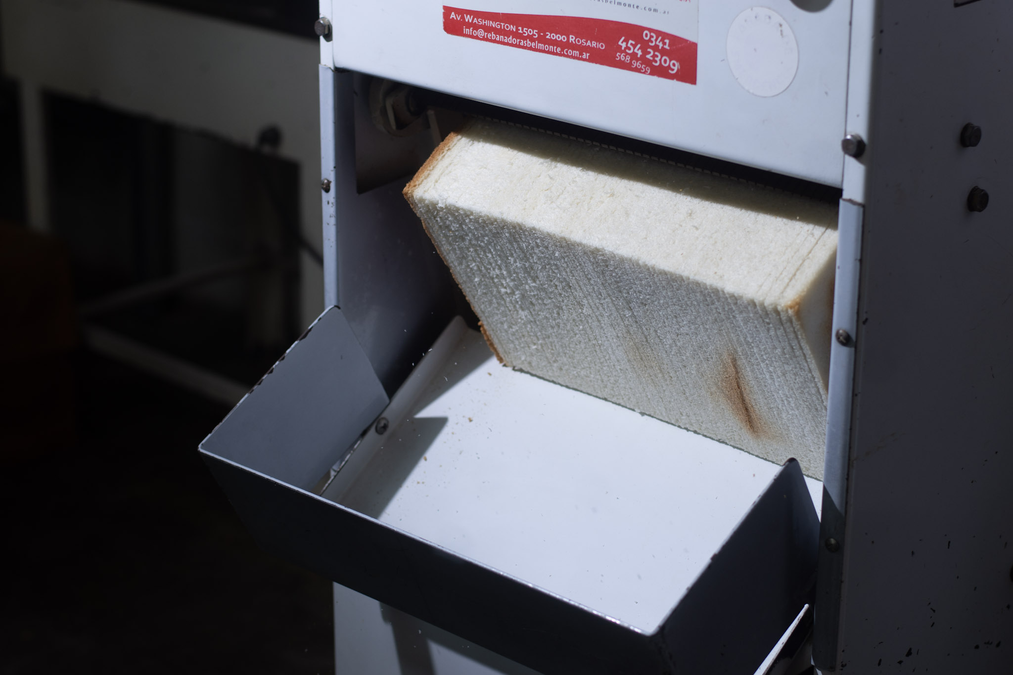 Rebanadora cortando el pan de miga en fetas parejas