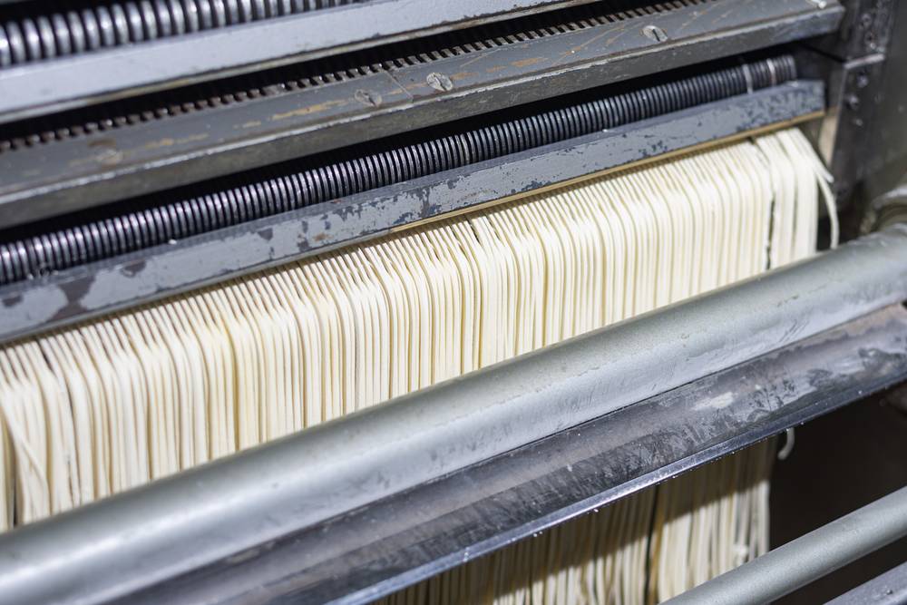 Extrusora de fideos produciendo fusilli y coditos