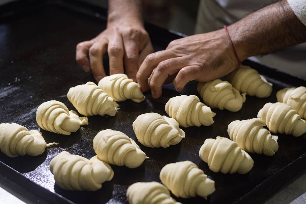 Armado manual de croissants antes de hornear