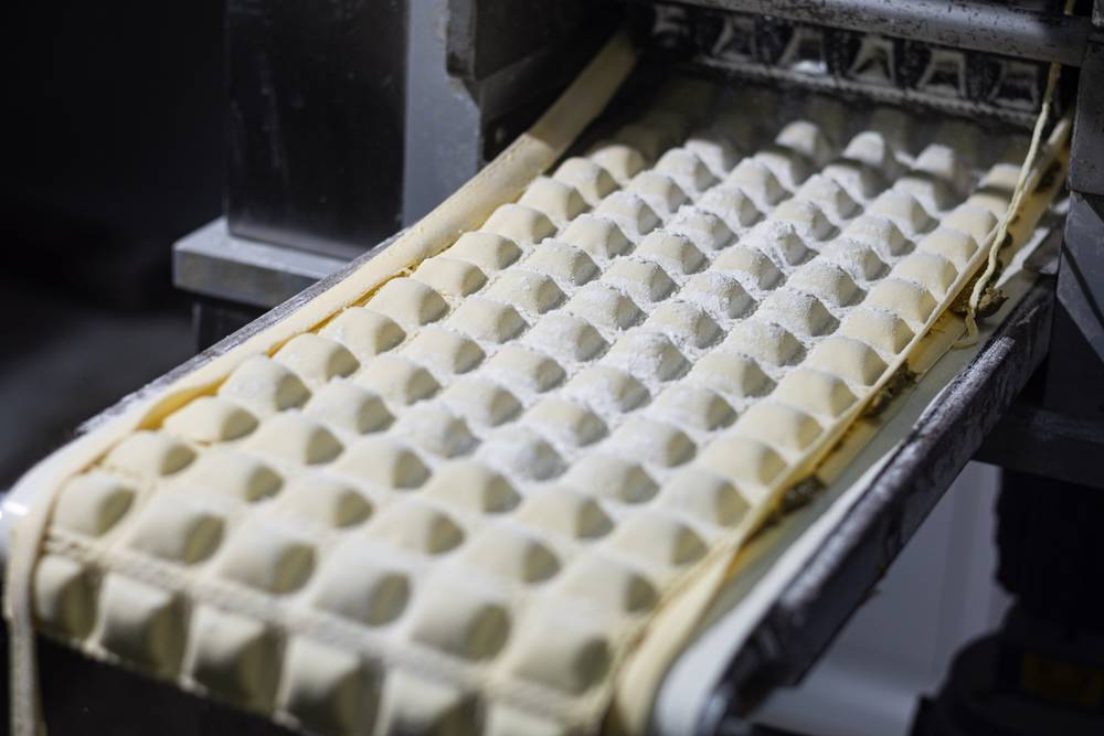Línea de ravioles con relleno parejo en producción
