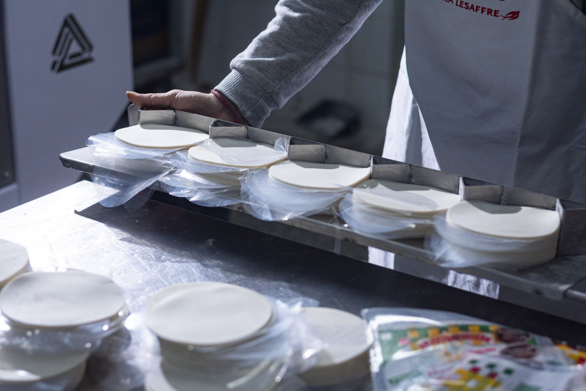 Línea de discos de empanadas en plena producción
